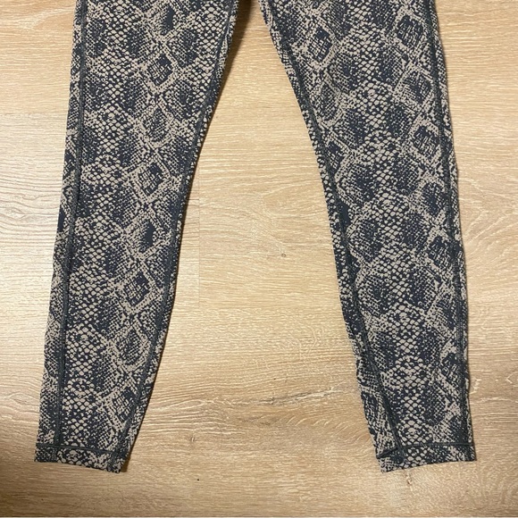 Athleta Ultimate 7/8‎ Tight - Picture 4 of 10